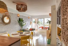 Sea-facing apartment with free parking - Image 5