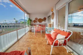 Sea-facing apartment with free parking - Image 4