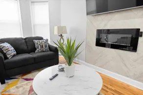 Cozy Apt~Location near UChicago & Lake Shore Drive - Image 2
