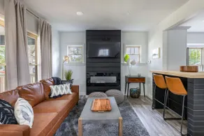 The Akron Retreat: Modern 3-Bedroom Oasis - Image 5