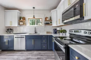 The Akron Retreat: Modern 3-Bedroom Oasis - Image 2