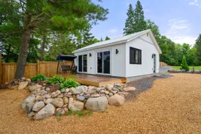 Delightful 2 Bedroom Cottage on Fraser Lake - Image 5