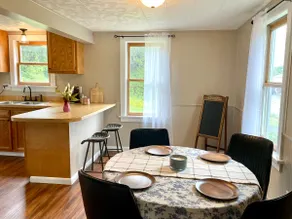 Charming town & country home with ample parking - Image 5