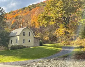 Charming town & country home with ample parking - Image 2