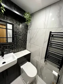 Large 4 bedroom house, electric gated driveway. - Image 3