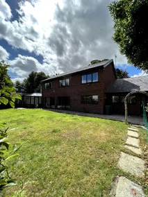 Large 4 bedroom house, electric gated driveway. - Image 2