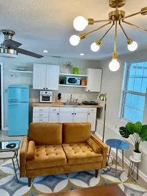 Adorable PoolHouse, Sleeps 4, Pets, Walk Downtown - Image 4