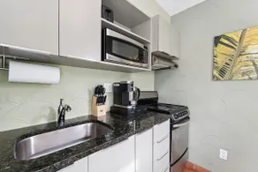 Kasa El Paseo Miami Beach | Double Queen Suite - Image 4