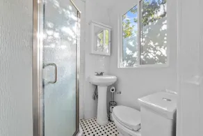 Private Studio apartment with large kitchen - Image 4