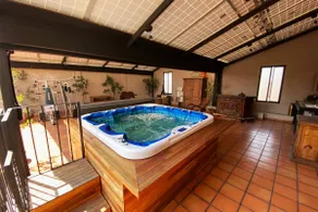 Urban Hacienda downtown, tranquil, spacious, jacuzzi - Image 2