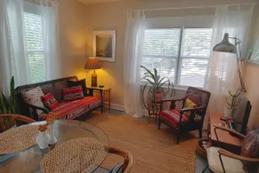 Vintage Apartment in Historic Kenwood - Image 3