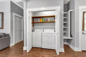 Close to Downtown/King Bed/Fast Wi-Fi/SmartTv - Image 5