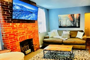Cozy Spot on James | Walk Everywhere | Free Park - Image 5