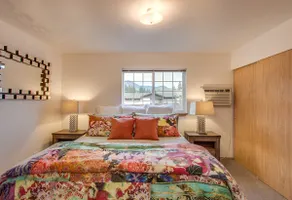 Luxe Cottage with Two bedrooms, Upscale, Cozy & Clean with AC, Hot Tub & BBQ - Image 2