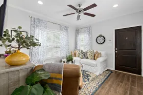 MIDTOWN POP-UP! Luxury stay 6 min. to Kyle Field. - Image 2