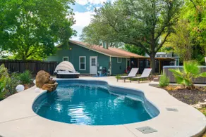 Pool+Jacuzzi +GameRoom+Pool Table - Mins to Domain - Image 2