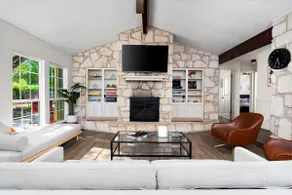 Pool+Jacuzzi +GameRoom+Pool Table - Mins to Domain - Image 5