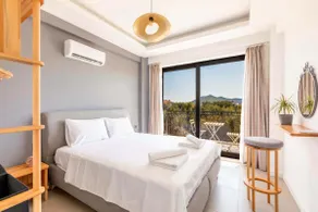 Quiet villa with nature views and pool - Image 2