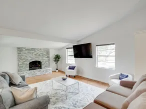 Remodeled3bedroom with central location Carrollton - Image 3