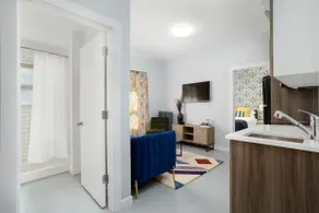 Modern Uptown Apartment - Clean & Close to Train! - Image 2
