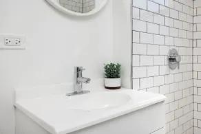Modern Uptown Apartment - Clean & Close to Train! - Image 4