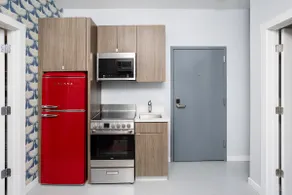 Fabulous Uptown Apartment - Clean & Close to Train - Image 4