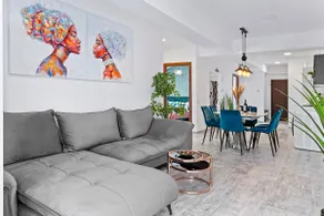 Hi-Lux Parliament 3BR Apartment - Free Parking - Image 3