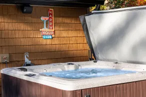 Up North 31 King Bed Hot Tub Pet Friendly Sleeps 8 - Image 5