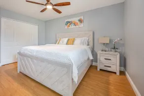 Bright, tranquil home with private back yard! - Image 5