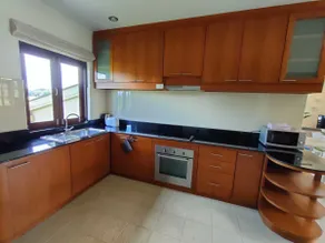 Two bedroom house with a pool view - Image 3