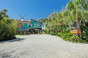 Windmill Gardens Inn \"Gallery\"  by Galveston Bay is a cozy  tropical hideaway! - Image 2