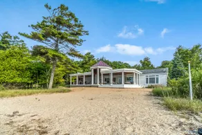 Summer House | Beachfront Cottage on Crystal Lake - Image 4
