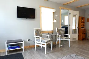 Cozy, farmhouse-style 1-bedroom apartment - Image 2