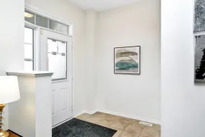 Family-friendly townhome near attractions - Image 3