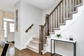 Family-friendly townhome near attractions - Image 4