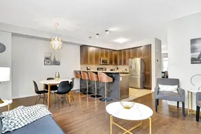 Family-friendly townhome near attractions - Image 2