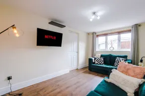 Charming 3-Bed cottage in Chester, ideal for Families & Workers, FREE Parking - Sleeps 7 - Image 5