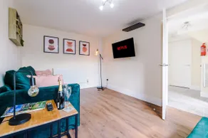 Charming 3-Bed cottage in Chester, ideal for Families & Workers, FREE Parking - Sleeps 7 - Image 2