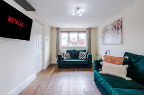 Charming 3-Bed cottage in Chester, ideal for Families & Workers, FREE Parking - Sleeps 7 - Image 4