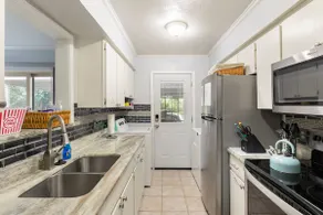 Cozy Townhouse near Lake w Covered Parking - Image 4