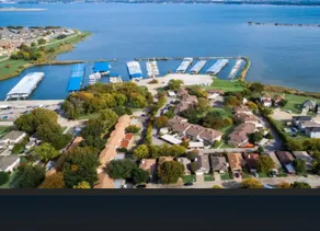 Cozy Townhouse near Lake w Covered Parking - Image 5