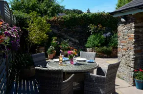 Patio Barn. Self contained with patio and parking. - Image 2