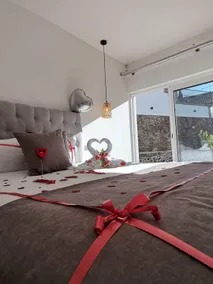 Adorable double room in grounds of historic house - Image 2
