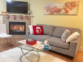 Cozy and bright 2-bedroom home with comfort stay - Image 2