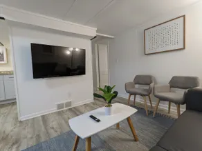 Washington Quiet Corner Apartment - Image 2