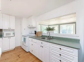 Lakefront Gem: Cozy 3-Bedroom Summer Cottage - Image 3