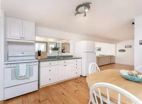 Lakefront Gem: Cozy 3-Bedroom Summer Cottage - Image 5