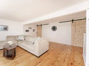 Lakefront Gem: Cozy 3-Bedroom Summer Cottage - Image 2