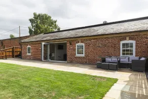 Apartment in the Countryside with Hot Tub - Image 2