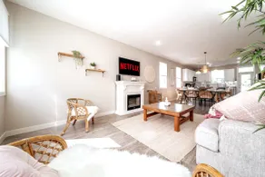 BoHo Vibes | Patio & BBQ |King Bed| Garage Parking - Image 3